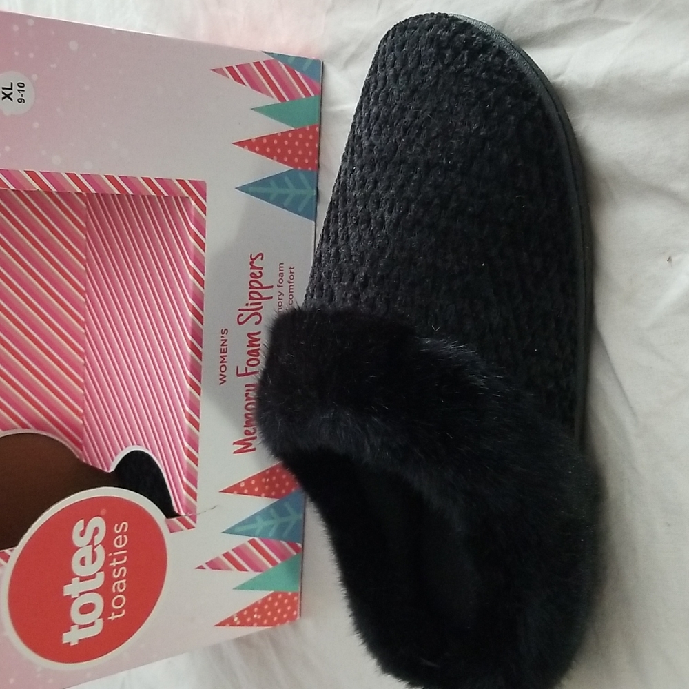 NIB TOTES SLIPPERS